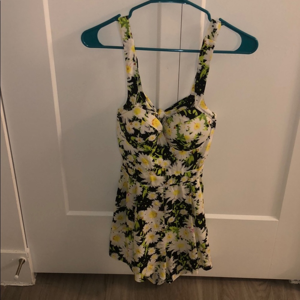 Super cute summertime romper 🌻